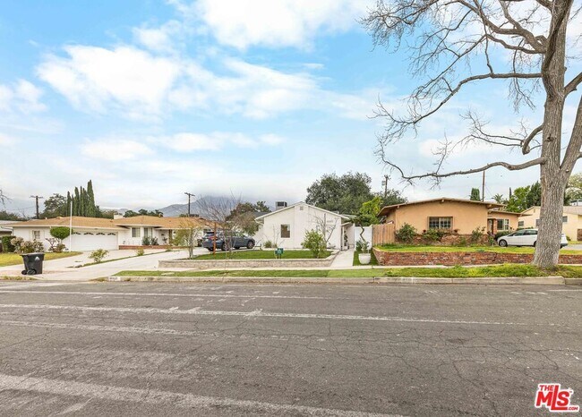 Foto del edificio - 10320 Mather Ave