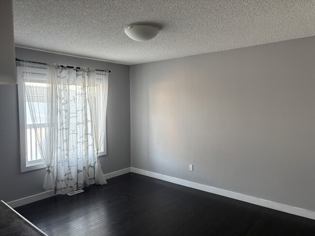 Photo du bâtiment - 153-151 51 Street Southwest