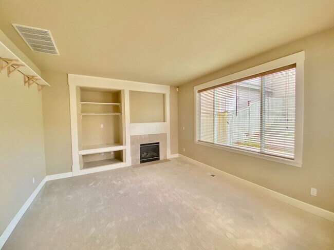 Building Photo - Kenmore Home..!!!