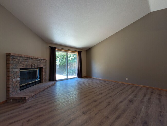 Foto del edificio - Wonderful 3-Bedroom, 2-Bath Home With Large Yard & A/C!