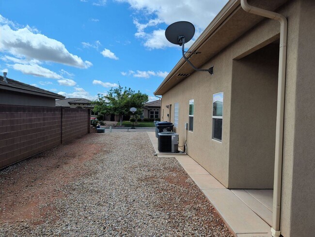 Foto del edificio - 4 Bedroom Home Near Pine View High School With 2 Car Garage