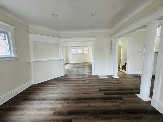 Building Photo - Charming 4-Bedroom Property in Prime Location