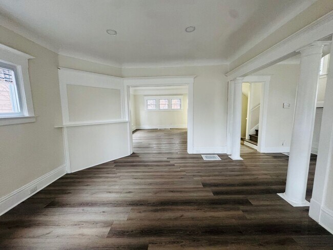 Foto del edificio - Charming 4-Bedroom Property in Prime Location