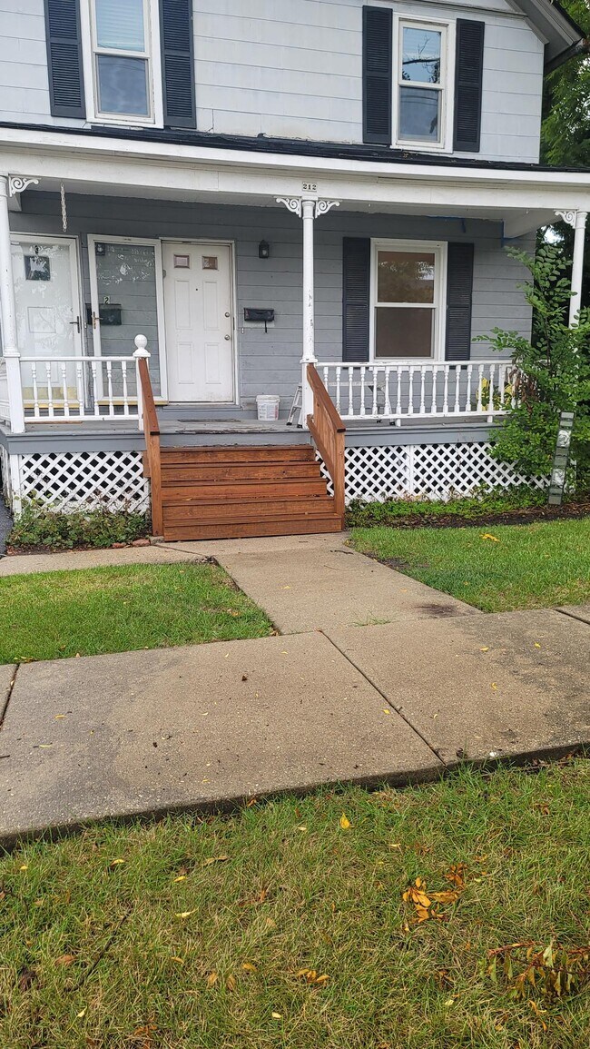 Front Porch - 212 Franklin St