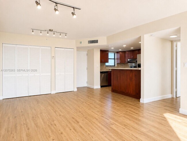 Foto del edificio - 555 NE 30th St