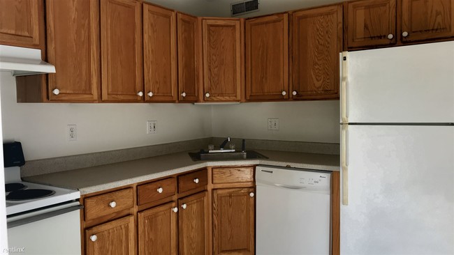 Building Photo - 2 br, 0.5 bath Townhome - Regal Townhomes ...
