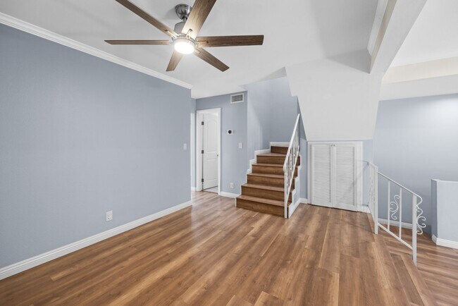 Foto del edificio - Bright, spacious Van Nuys 3-level townhome