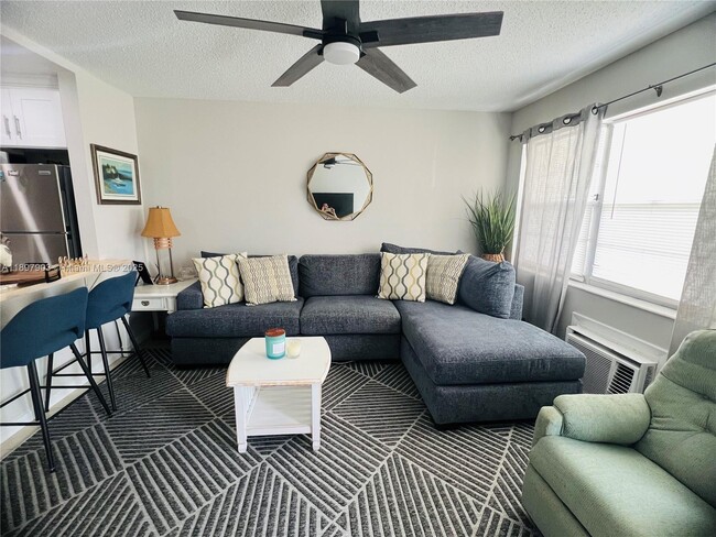 Building Photo - 2 Windsor A