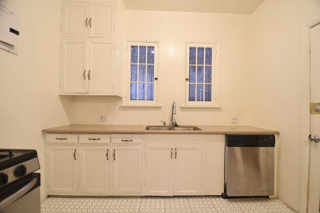 Building Photo - 2062 Argyle Ave