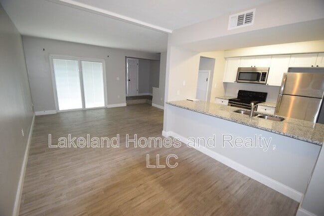 Building Photo - 945 Castle Way