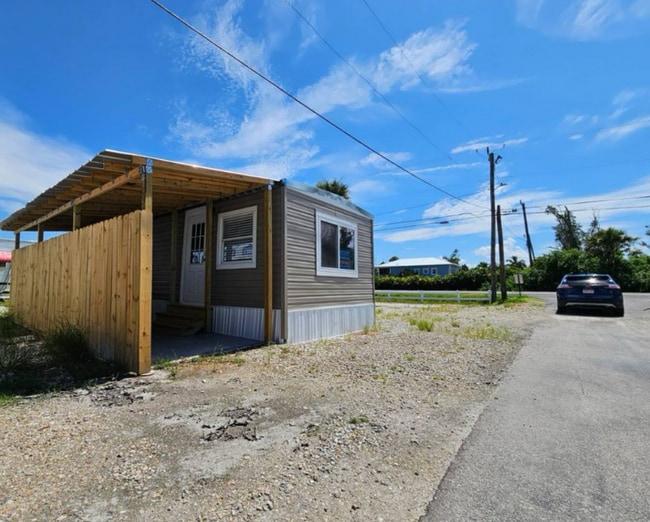 Building Photo - 2581 Oleander St