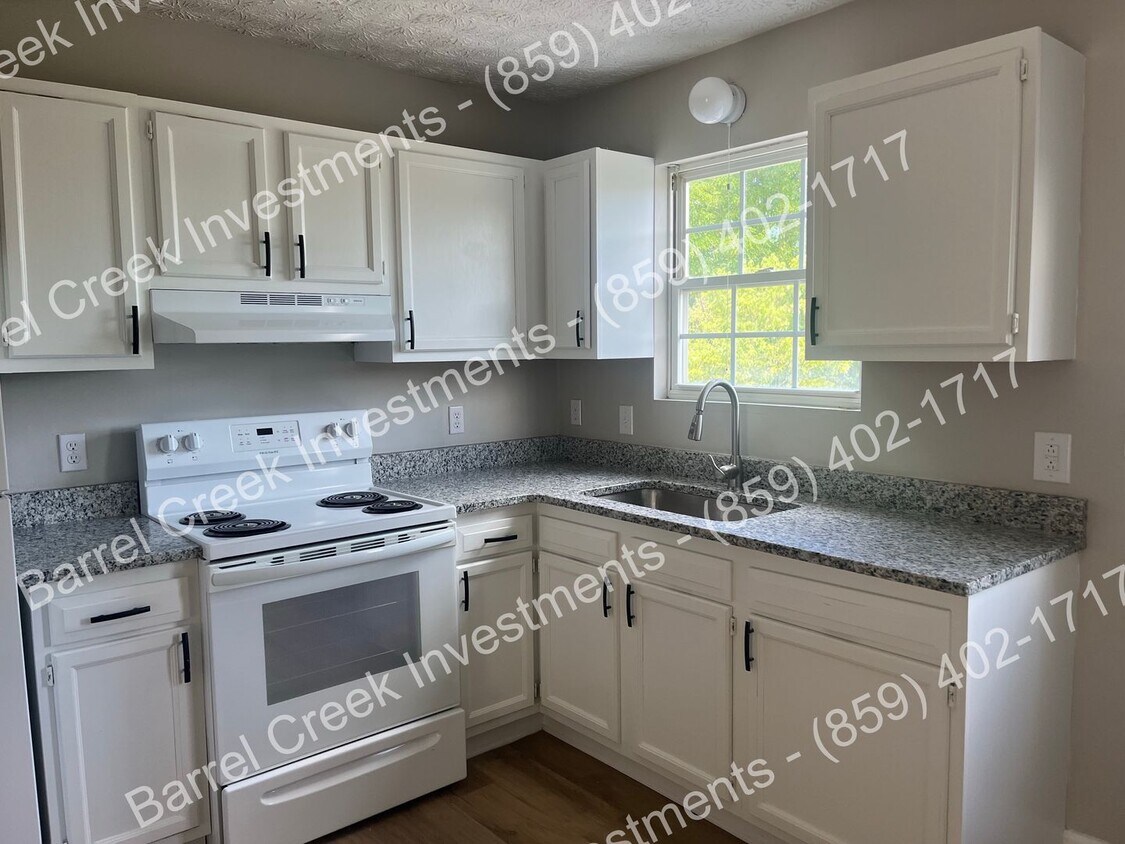 Foto principal - Newly renovated, three-story townhome!