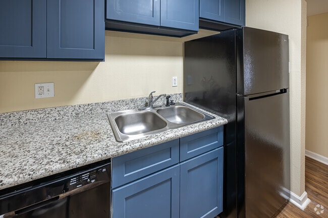 3BR, 3BA - 1,043SF - Kitchen - Tiger Den Apartments