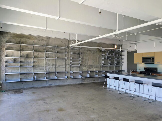 Building Photo - 746 S Los Angeles St