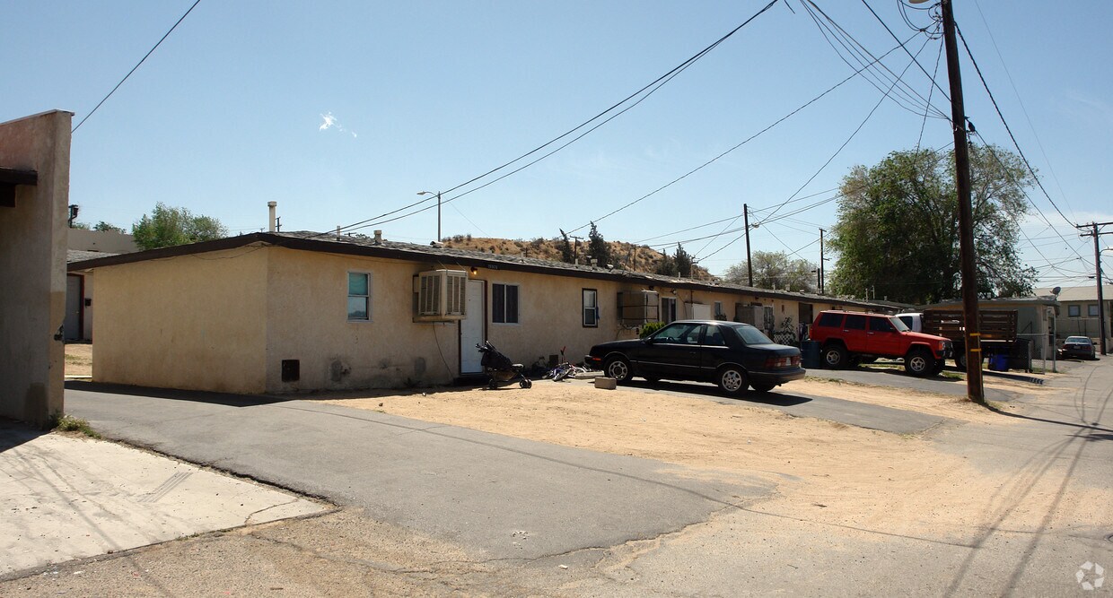 Building Photo - 15572 Hesperia Rd