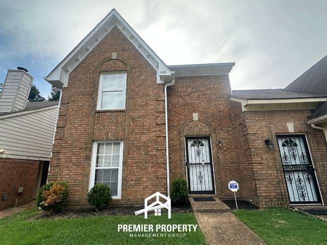 3BR/3.5BA Cordova Rental with Wood Floors, Fireplace & Fenced Yard - 3BR/3.5BA Cordova Rental with Wood Floors, Fireplace & Fenced Yard House