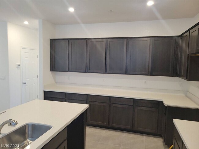 Building Photo - 678 Anemone Ln