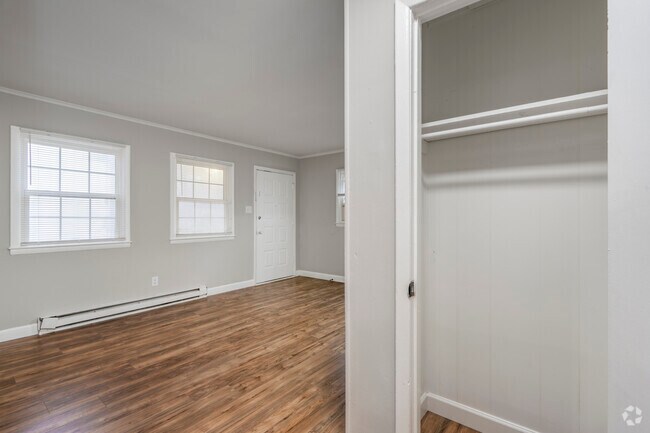 2 habitaciones, 1 baño, 750 pies cuadrados, sala de estar y espacio de almacenamiento - Oaklawn West