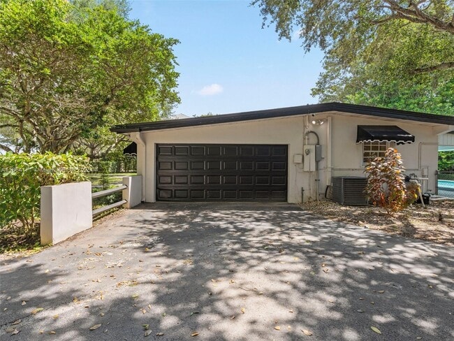 Building Photo - 9310 SW 70th Ave