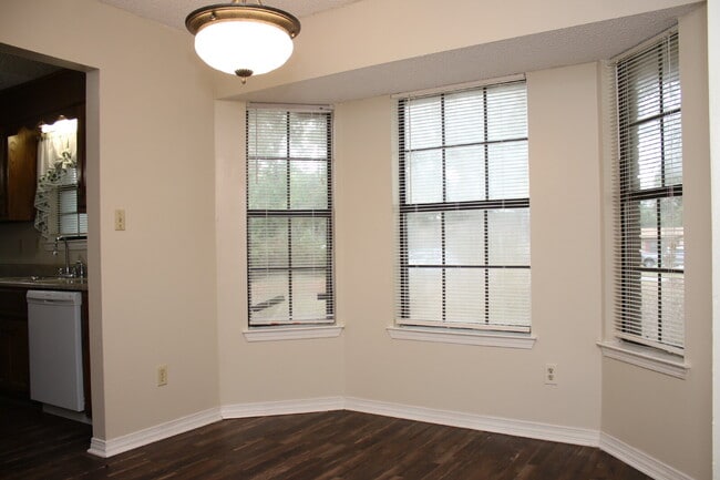 Foto del edificio - Spacious 4-Bedroom, 2-Bath Brick Home with Vaulted Ceilings, Fenced Yard, and Large Patio