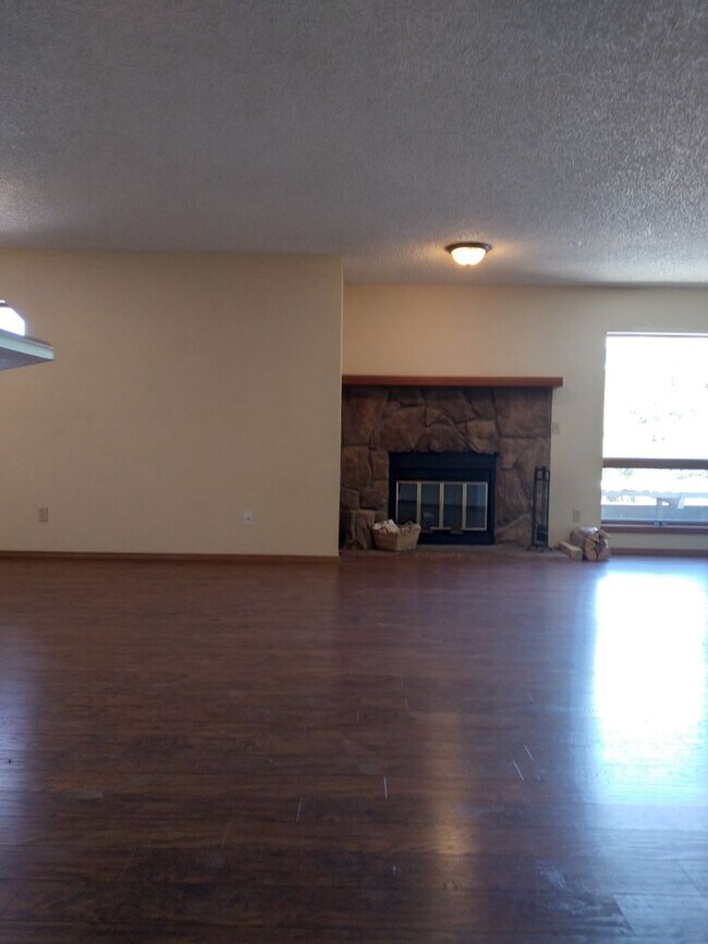 Foto del edificio - 3 bed / 2 bath Condo Available