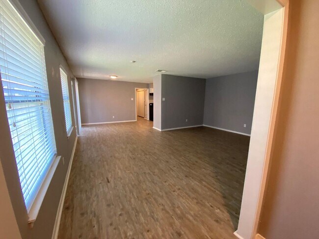 Foto del edificio - 9010-9010 Greenmound Ave