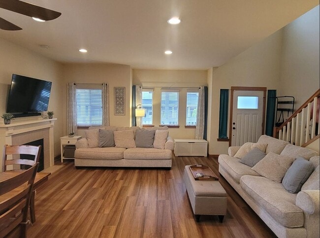 Building Photo - Milton townhome, a large end unit, 3 bedro...