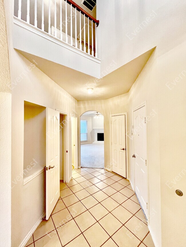 Foto del edificio - Spacious 3-Bedroom Home with Modern Kitche...