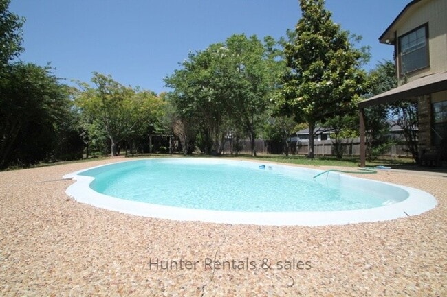 Building Photo - 300 Sioux Cir