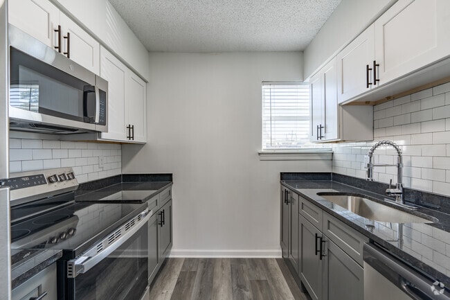 1BR, 1BA - 550SF - Kitchen - 1161 Poplar