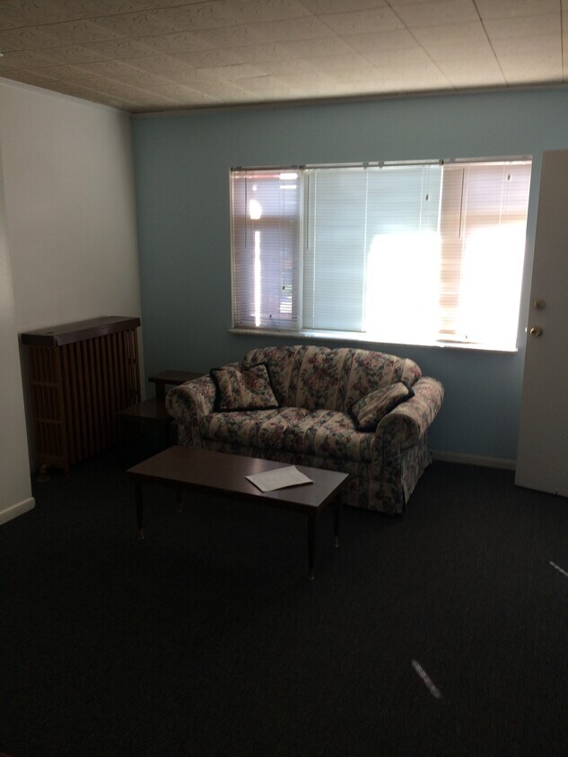 Patio cubierto adyacente a la entrada - 3821 Bates St