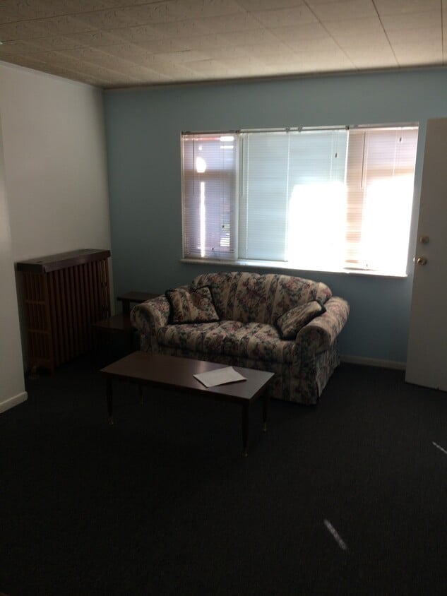 Living room - 3821 Bates St