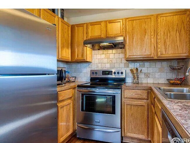 Building Photo - 4 Bedroom 2 bath split level home - Available in June!