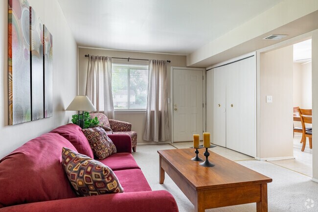 3 habitaciones, 1 baño - 1050 pies cuadrados - Sala de estar - The Hamptons of Brownstown Apartments