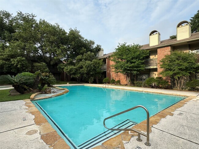Foto del edificio - 6500 Harbor Town Dr