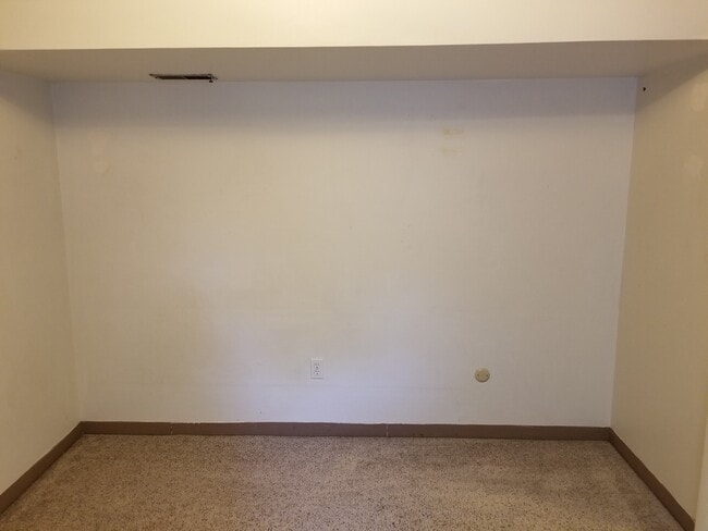 Building Photo - 2425 Poplar Dr