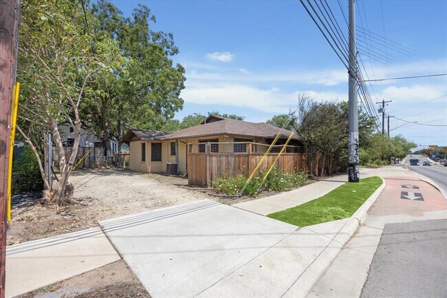 Foto del edificio - 2216 Manor Rd