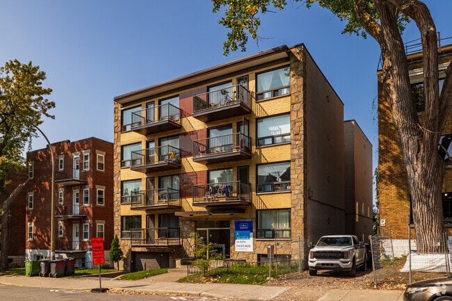 Building Photo - 3221 Boul Édouard-Montpetit