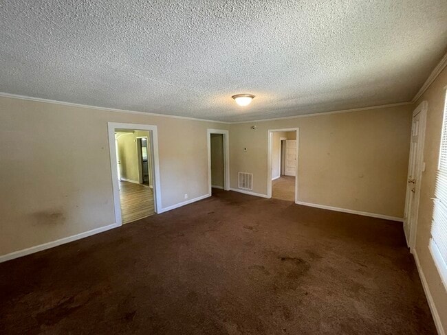 Building Photo - 3 bedroom 1 bath house available