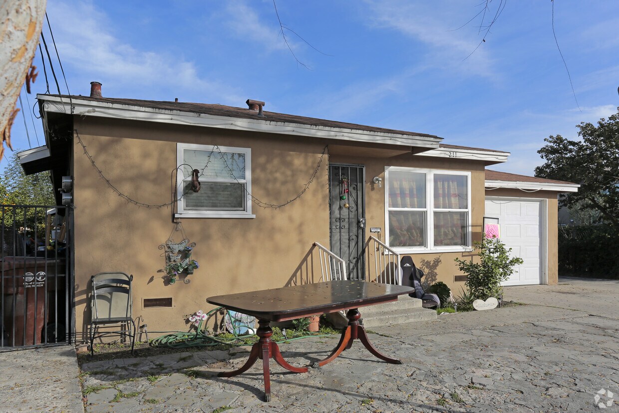 Building Photo - 211 E Indigo St
