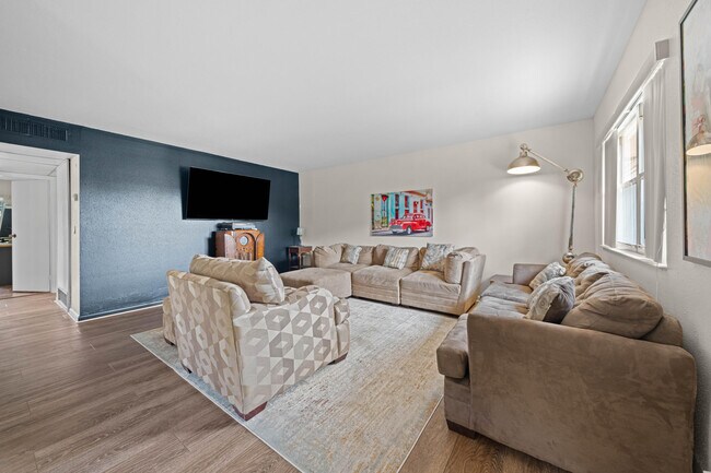 Foto del edificio - 336 Brittany Ave