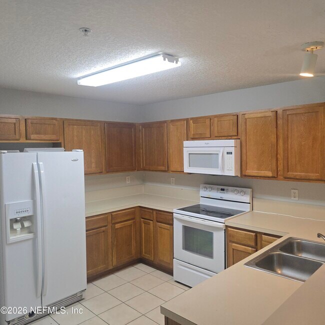Foto del edificio - 7920 Merrill Rd
