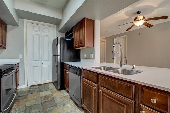 Building Photo - 7575 Kirby Dr
