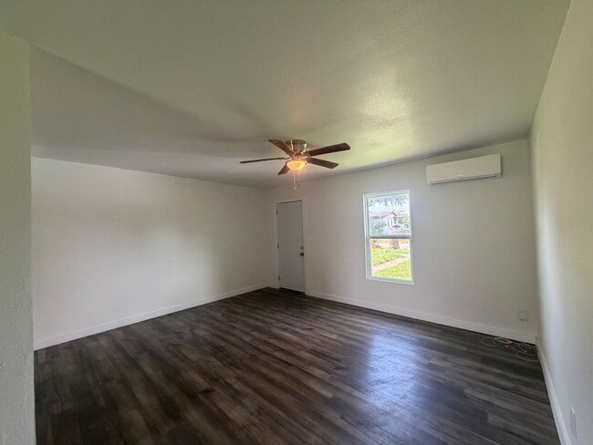 Building Photo - THREE BEDROOM ONE BATH