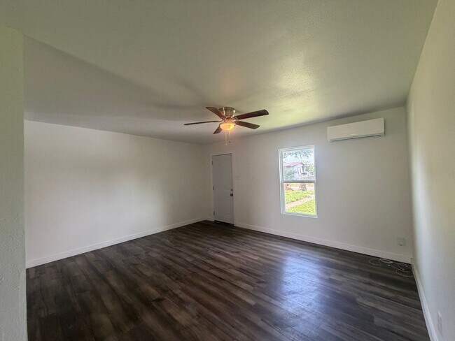 Foto del edificio - THREE BEDROOM ONE BATH