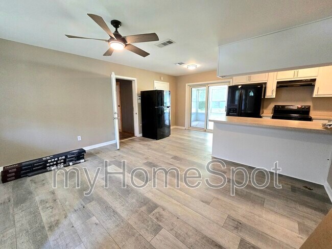 Foto del edificio - 807 Blue Springs Dr