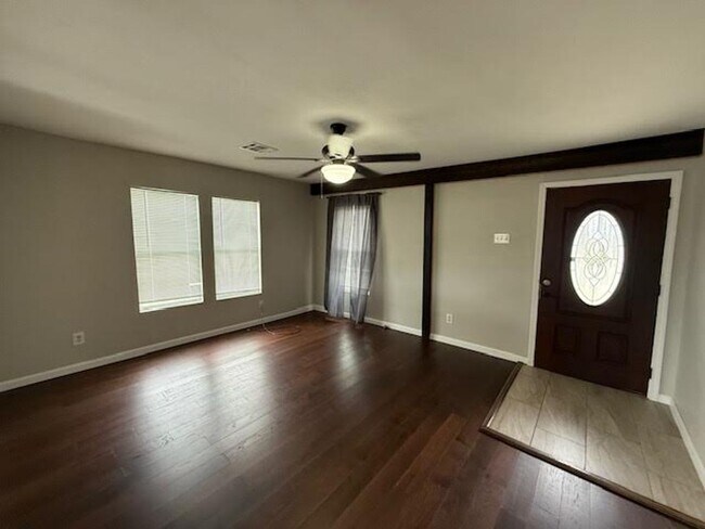 Foto del edificio - Charming 2-Bed, 1-Bath Home in the Heart of Waco!