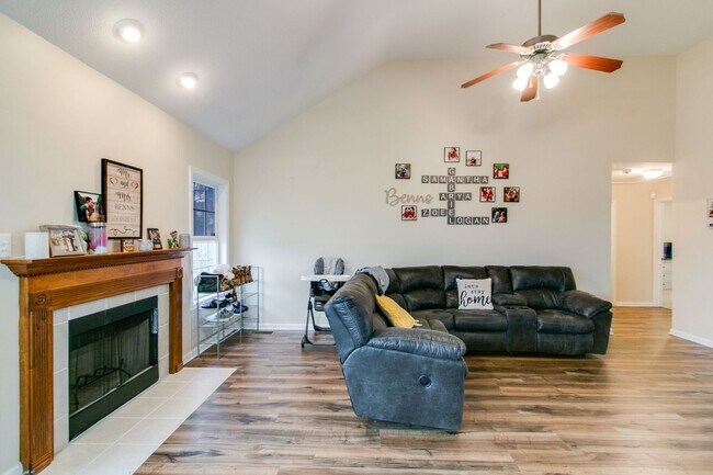 Building Photo - 1100 Gunpoint Dr (For Rent)