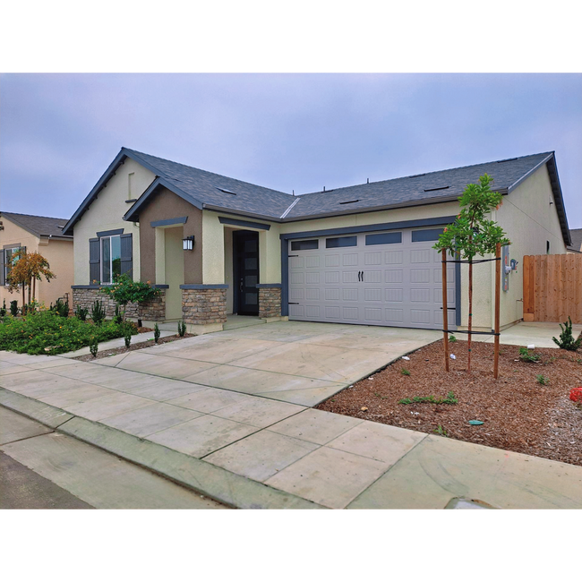 Building Photo - 3 Bedroom Home Near Armstrong & Olive!