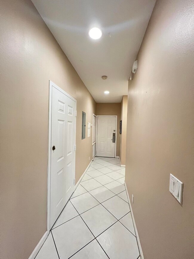 Building Photo - 8924 Sandshot Ct